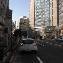 日本赤十字社跡の碑です。目白通りの車道から撮影しています。