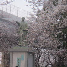 隅田川沿いに建つ勝海舟の銅像