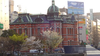 レンガの美しい建物は今も現役。