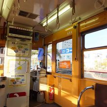 車内。これは名鉄から来た電車。