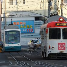 左はノンステップの新型車。右が最大勢力の６００系。