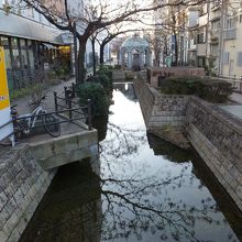 川が流れている