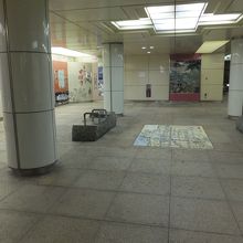 地下に広場と博物館がある
