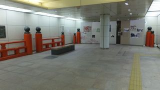 地下に広い観光スペースが