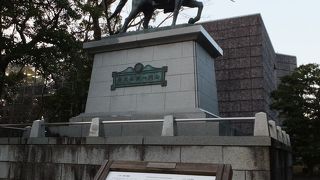 妻の銅像とちがってちょっと目だたない位置に。