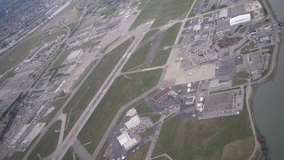 カナダ西部に位置し、日本からカナダへの玄関口となるのがバンクーバー国際空港です。成田からエアカナダと日本航空が直行便を運航しており、今回はＪＡＬで出かけました。