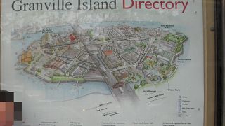 バンクーバー・ダウンタウンの南、グランビル橋のたもとにある人気のショッピングモールです。