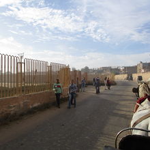 馬車で向かいます。