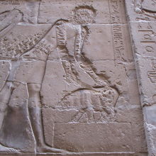 セト神を捕まえてるレリーフ