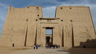 保存状態の良い神殿です。馬車に揺られて行きました。