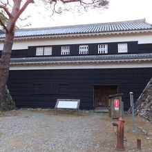 戸は申し訳程度