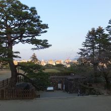 けっこう広い広場も。