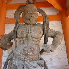 仁王様もお出迎え