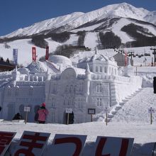 雪まつり、２月第３週末です(奥にスキー場と秋田駒ヶ岳)