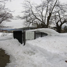 ちょっと左手、フェンスで囲まれた部分は…