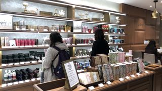 圧巻の品ぞろえのデパ地下、美術画廊チェックも楽しい