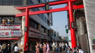 大混雑の細い道