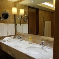 洗面所は広く、蘭の花が飾られていました