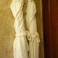 バスローブとフカフカのスリッパが用意されています