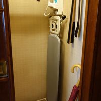 クロゼットの中にアイロンや傘などが入っています