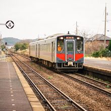 米子行き快速アクアライナー、都野津駅にて。