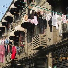 店の上、2階、3階は住居、洗濯物が並ぶ。
