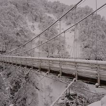 雪景色の吊り橋