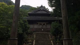 長い階段を登り