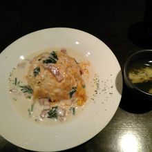 オムライスは珍しく塩味の効いたクリームソース