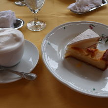 デザートとカプチーノ