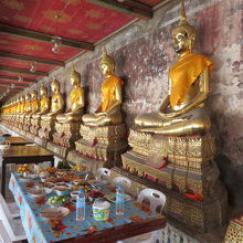 仏像が並ぶ回廊