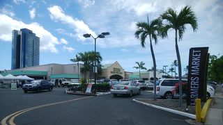 ロスドレス駐車場にある ★ カカアコ ファーマーズマーケット