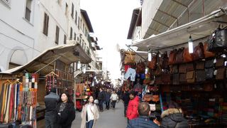 革製品の露天商が立ち並ぶ