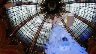 観光客向けの巨大デパート