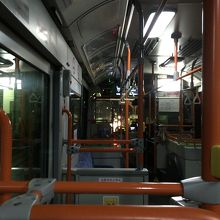 夜の車内、ガラガラです。