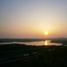 英虞湾に写る夕日が輝いています