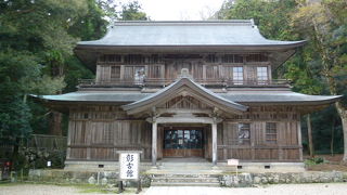 落ち着いた入母屋造りの木造建築が素晴らしいわぁー