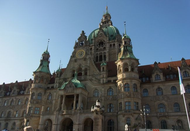 豪華な新市庁舎　Neues Rathaus