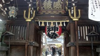 小さいけれども味のある正面玄関