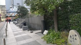 日本橋を舞台にした漱石の名作の記念碑