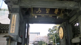 盛り場にある広大なお寺