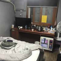 部屋は狭いです