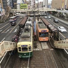 長崎駅前の路面電車の駅で