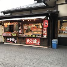 出店がありました。タコ焼き・串焼きなど