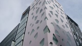 ピンク色の奇抜なデザインのビル