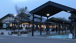 綺麗な施設で外の出店の串焼きを、外テーブルで食べて寛ぎました