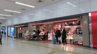 東京で良く見かける軽食やスイーツのお店。