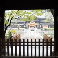 山門から見た本堂、で見上げると・・・