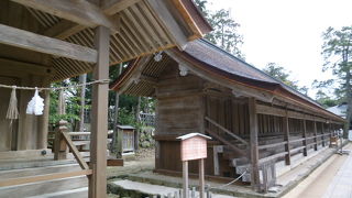 本殿の周囲をまわってみましょう