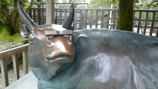 あなたはどちらの像を撫でますかぁー